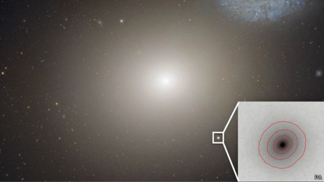 Agujero negro hallado en la galaxia M60-UCD1