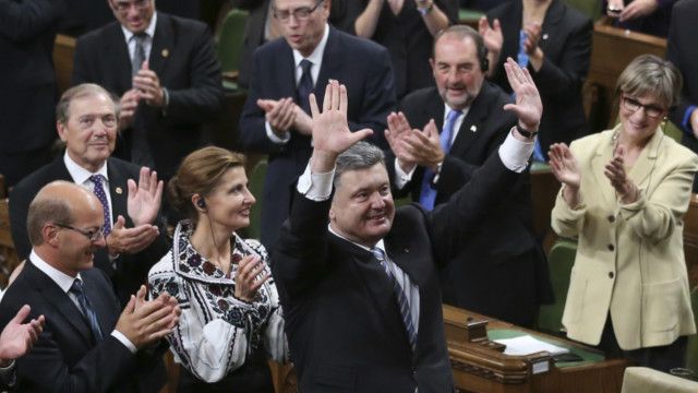 Các dân biểu Canada chào mừng ông Poroshenko đến thăm Quốc hội