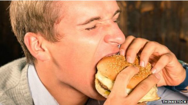 Hombre comiendo hamburguesa