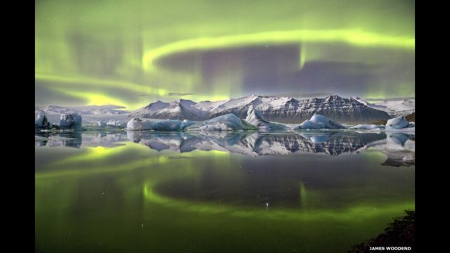 İzlanda'da gece gökyüzüne vuran parlak yeşil kuzey ışıkları'nın Vatnajökull Milli Parkı'ndaki buzul lagün üzerindeki yansımasını fotoğraflayan İngiliz fotoğrafçı James Wooden Yılın Astronomi Fotoğrafçısı ödülünü kazandı.