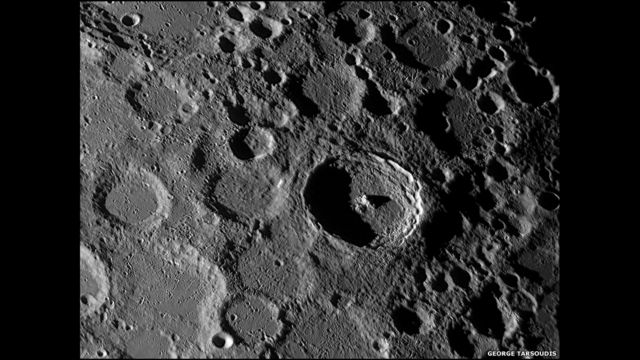 George Tarsoudis de AY'ın kraterlerini ayrıntılarıyla gösteren bu fotoğrafıyla aynı kategoride finale kalanlar arasındaydı.