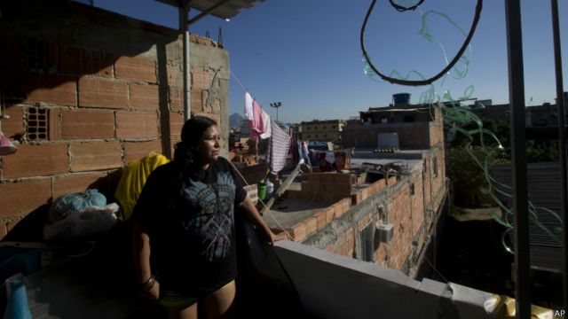 Mulher na favela das Mar (AP)