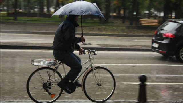Özgün Aygül'ün objektifine Ankara'da bisiklet sürerken sonbahar yağmurlarına yakalanan birisinin açtığı şemsiye takılıyor. 

