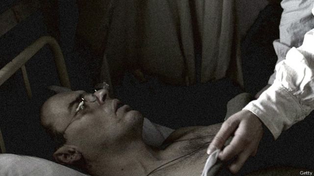 soldado en cama de hospital