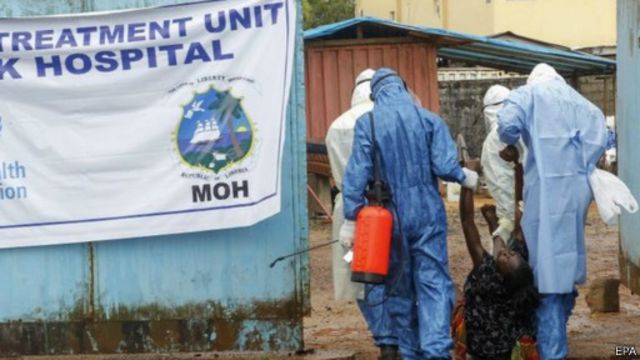 تسعى الفرق الصحية إلى احتواء انتشار فيروس إيبولا في دول غرب إفريقيا.