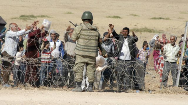 Militer Turki disiagakan di sepanjang perbatasan dengan Suriah sejak kedatangan pengungsi Kurdi meningkat.