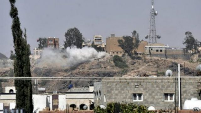 مصادر امنية تتهم الحوثيين بقصف مبنى التليفزيون، ومتحدث باسم الحوثي ينفي.