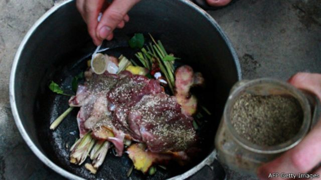 Thịt mèo, còn gọi là tiểu hổ, được ăn ở nhiều nơi ở Việt Nam