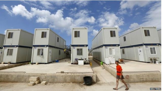 Contenedores para albergar a refugiados en Malta