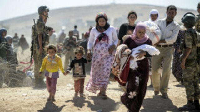 Wakimbizi kutoka jamii ya wakurdi ikivuka mpaka kuingia Uturuki kutoka Syria