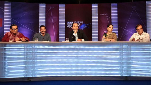 প্যানেল সদস্য বাঁ থেকে: বেসামরিক বিমান চলাচল ও পর্যটন মন্ত্রী রাশেদ খান মেনন, ঢাকা বিশ্ববিদ্যালয়ের শিক্ষক আসিফ নজরুল , অনুষ্ঠান সঞ্চালক আকবর হোসেন, বঙ্গবন্ধু মেডিকেল বিশ্ববিদ্যালয়ের সহকারী অধ্যাপক ও মুক্তিযুদ্ধে শহীদ পরিবারের সন্তান নুজহাত চৌধুরী এবং বিএনপির জাতীয় স্থায়ী কমিটির সদস্য অবসরপ্রাপ্ত লে জে মাহবুবুর রহমান।