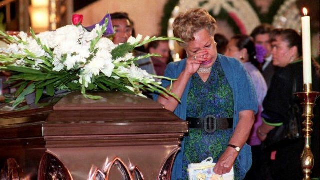 Una mujer llora junto al féretro de Cantinflas en 1993. Foto: AFP/Getty