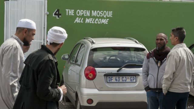Homens passam pela entrada da Mesquita Aberta em Cidade do Cabo | Foto: AFP