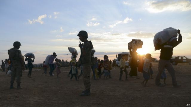 Soldados turcos guardam fronteira com a síria enquanto refugiados sírios atravessam | Foto: AP