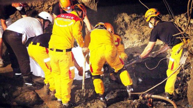 消防人員在高雄氣爆現場挖出疑似林基澤與劉耀文遺骸(台灣中央社圖片20/9/2014)