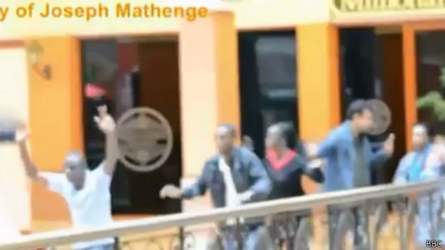 كان رواد المكان في حالة من الهلع أثناء الهرب من المسلحين