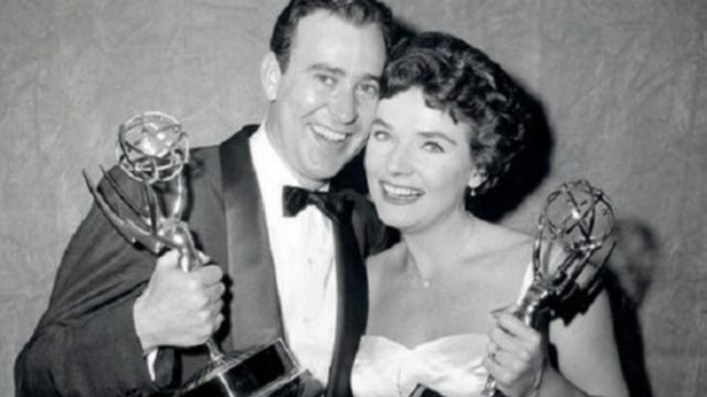 حصلت بيرغن على جائزة إيمي عام 1958، وهذه صورة لها مع كارل راينر