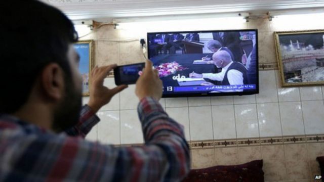 بث التلفزيون الرسمي بأفغانستان مراسم توقيع الاتفاقية