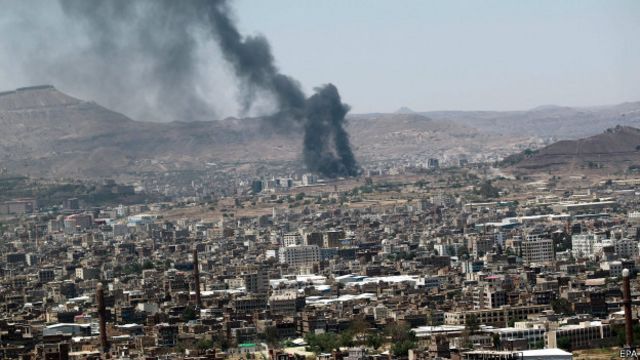 Asap mengepul di Sana'a, ibu kota Yaman, yang digempur oleh militan Syiah yang datang dari pegunungan.
