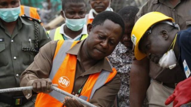 Muhubiri T.B Joshua amewashangaza wengi kwa kusema aliona ndege ikizunguka jengo hilo kabla ya kuporomoka