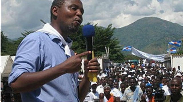 Umukuru wa MSD Alex Sinduhije, n'abanywanyi biwo.