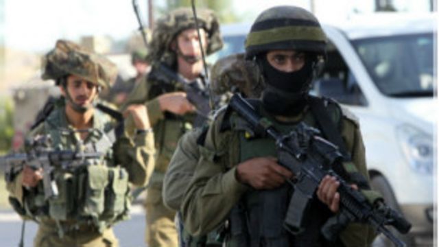 دمر الجيش الاسرائيلي منزل عائلة مروان القواسمي ومنزل أبو عيشة في مدينة الخليل في وقت سابق