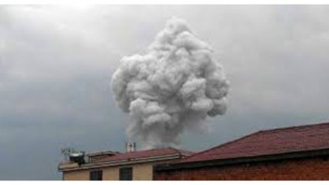爆炸现场升起浓烟 (新华社图)