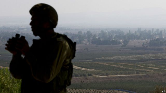Soldado israelí mira hacia Quneitra (foto de archivo)