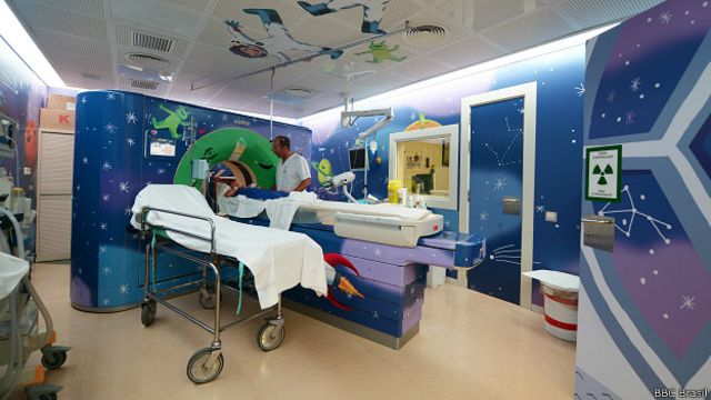 Sala de diagnóstico infantil do Hospital Sant Joan de Déu de Barcelona, decorada como uma nave espacial
