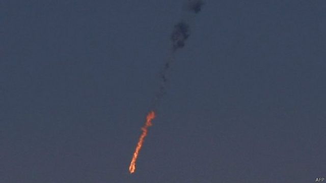 Pesawat Suriah menjadi bola api yang terbang ke bumi.