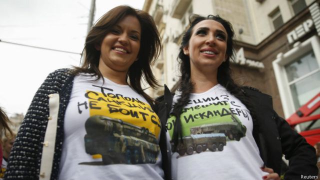 Ativistas usam camisetas pró-Krenmlin (foto: Reuters)