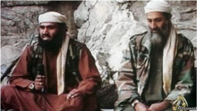 ابوغیث (سمت چپ) در کنار بنلادن، فردای حمله به برجهای دوقلوی نیویورک