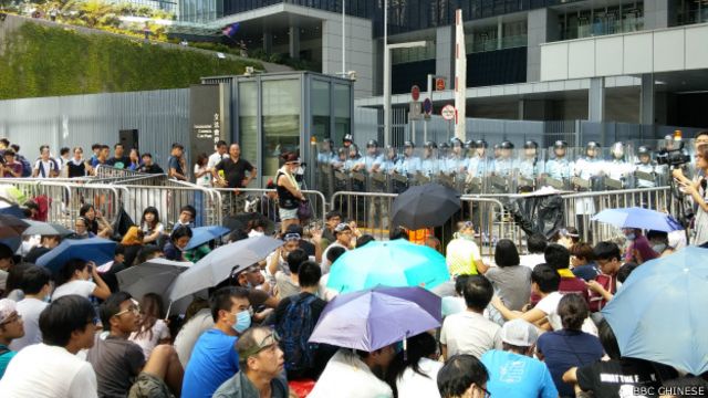 香港警方清場行動帶走政總廣場示威者 bbc news 中文
