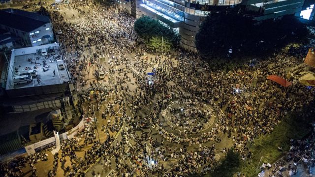 香港政府總部對面的添美道上擠滿示威學生和支持群眾，學聯估計有超過一萬人出席，但是有待證實。
