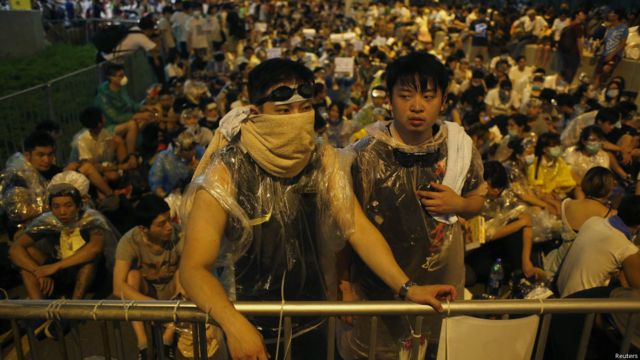 香港學生組織在政府總部外發起的示威集會活動進入第二夜，示威者前一天衝擊政府總部廣場遭遇警方強制驅離，多人被捕。