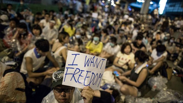 示威學生高舉「我要自由」的標語表達訴求。