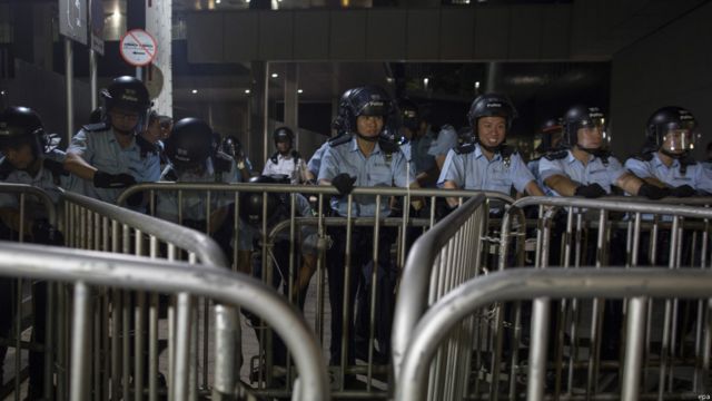香港警方嚴守封鎖線不讓示威者跨越。