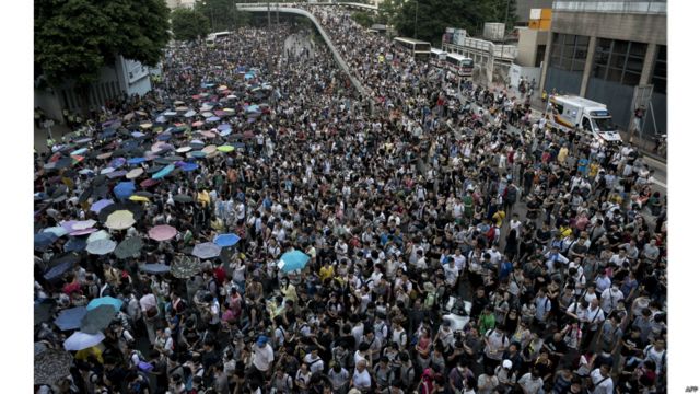 香港佔中行動周日凌晨正式啟動，下午警方與抗議人群處於對峙狀態。