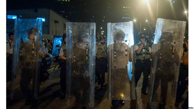 香港警方開始使用盾牌和警棍阻止示威者前進。