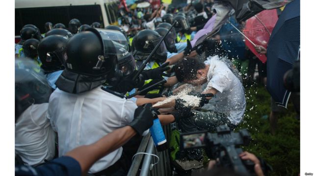 警方使用胡椒噴霧，試圖驅散抗議人群。