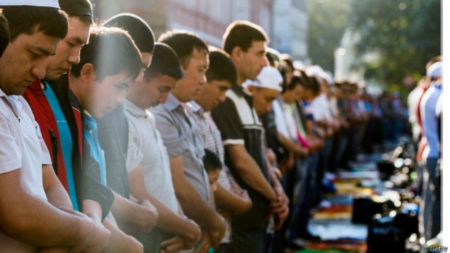 Летом в праздновании Ураза-байрама, другого важного праздника, в Москве приняли участие десятки тысяч мусульман