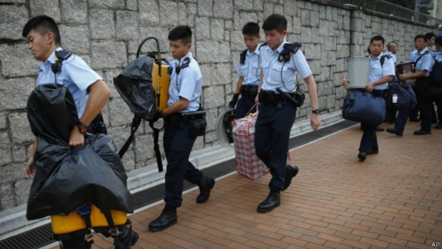 香港警方加强在政府建筑物附近的防备,运送防暴器械。