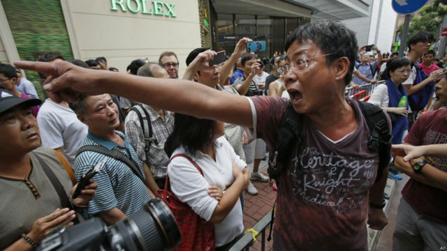 銅鑼灣的反佔中人士與集會人群互相指罵。