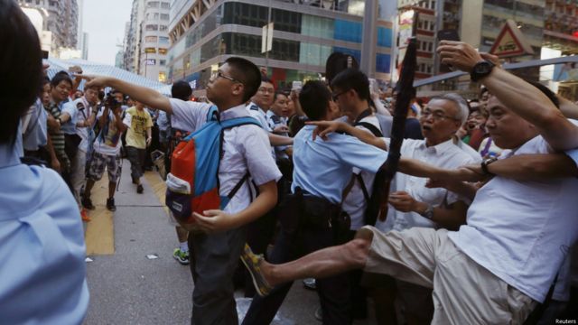 香港戰中行動發起人戴耀廷表示，希望旺角、銅鑼灣及金鐘的支持佔中人士，互相守望，堅守非暴力原則。