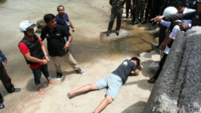 လူသတ်မှု ကျူးလွန်ခဲ့သူတွေလို့ စွပ်စွဲခံထားရသူ မြန်မာတွေကို အခင်း ဖြစ်ပွားခဲ့ရာ နေရာမှာ ပြန်သရုပ်ဖော်ပြခိုင်းခဲ့
