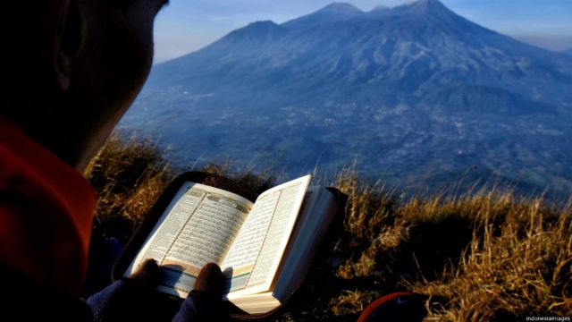 Membaca Al Quran Di Puncak Gunung Bbc News Indonesia
