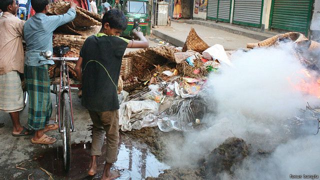 ঢাকার শাহ্জাহানপুরে পুড়িয়ে ফেলা হচ্ছে কোরবানির বর্জ্য