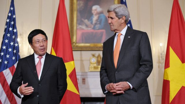 Ngoại trưởng Mỹ John Kerry đón tiếp Bộ trưởng Ngoại giao Việt Nam Phạm Bình Minh tại Washington ngày 2/10/2014