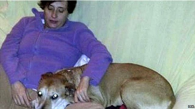 感染埃博拉病毒的西班牙護士和她的愛犬。法庭已下令將狗人道處死，以防傳播病毒。