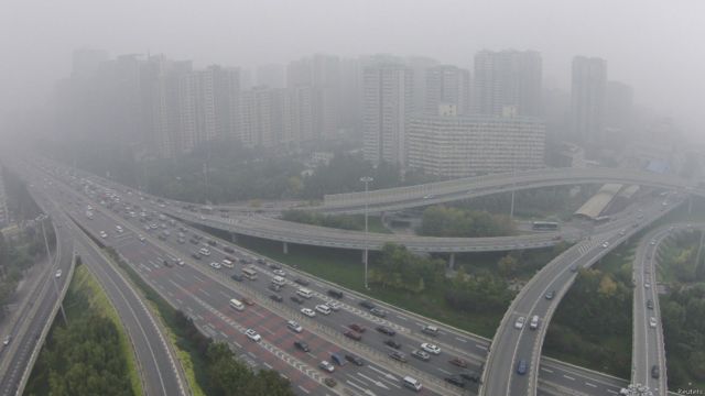 大霧使北京交通大受影響，多條高速路段封閉，截至早上10點半，只有機場、機場二、京藏和京新高速公路尚在開通，其他道路仍處於封閉狀態。 